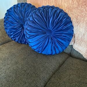 Accent pillow NWOT 13” round navy blue